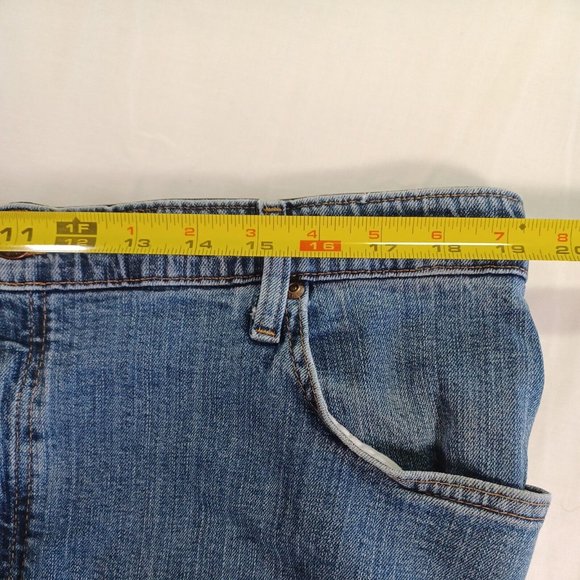 Wrangler Regular Fit Men's Size 38x29 Straight Leg Medium Wash Denim Blue Jeans - Picture 8 of 10